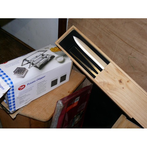 580 - BOX OF GOOD QUALITY KITCHENWARE TO INCLUDE WOODEN BREAD BIN, CHOPPING BOARDS, POTATO CHIPPER  ETC