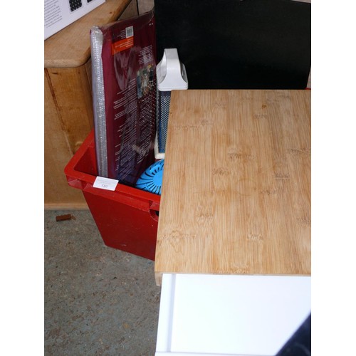 580 - BOX OF GOOD QUALITY KITCHENWARE TO INCLUDE WOODEN BREAD BIN, CHOPPING BOARDS, POTATO CHIPPER  ETC