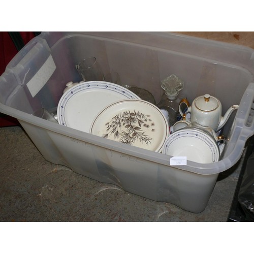 578 - LARGE TUB OF GOOD QUALITY CHINA AND GLASSWARE