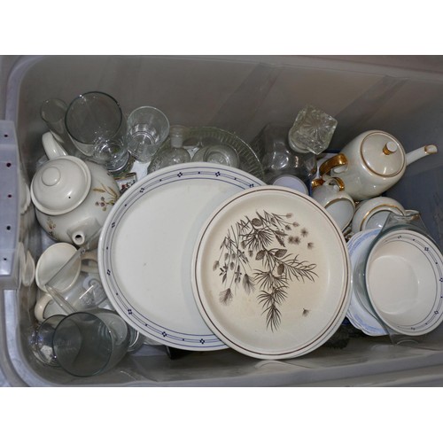 578 - LARGE TUB OF GOOD QUALITY CHINA AND GLASSWARE