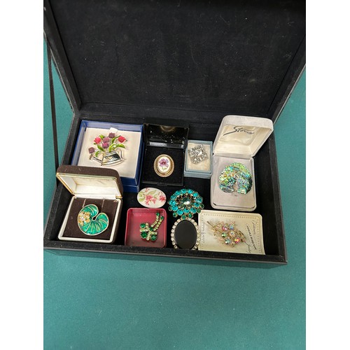 66 - A jewellery box with contents of vintage brooches to include a mother of pearl peacock, a gilt & dia... 