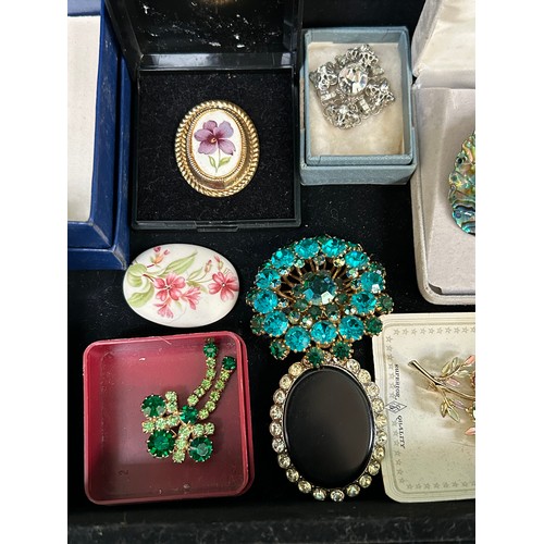 66 - A jewellery box with contents of vintage brooches to include a mother of pearl peacock, a gilt & dia... 