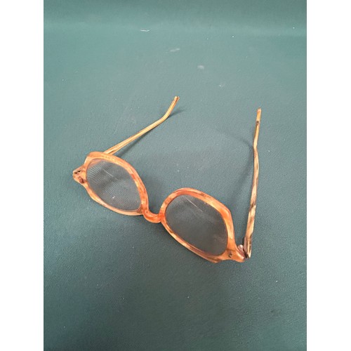 223 - 7 Pairs of vintage spectacles and pince nez with cases