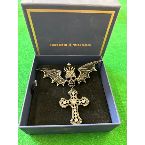 5 - BUTLER & WILSON DESIGNER JEWELLERY LARGE WINGED SKULL & CROSS PENDANT BROOCH WITH ORIGINAL BOX