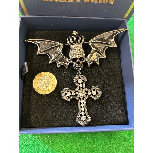 5 - BUTLER & WILSON DESIGNER JEWELLERY LARGE WINGED SKULL & CROSS PENDANT BROOCH WITH ORIGINAL BOX