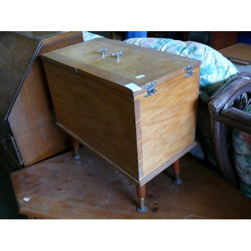 452 - MID-CENTURY LIGHT WOOD SEWING BOX