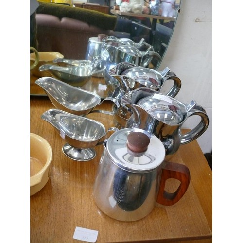 482 - LARGE SELECTION OF STAINLESS STEEL AND CERAMIC KITCHENWARE