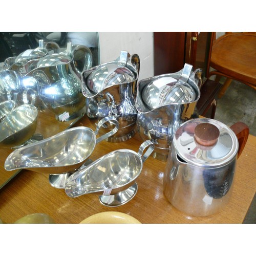 482 - LARGE SELECTION OF STAINLESS STEEL AND CERAMIC KITCHENWARE