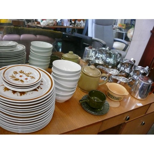 482 - LARGE SELECTION OF STAINLESS STEEL AND CERAMIC KITCHENWARE