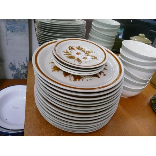 482 - LARGE SELECTION OF STAINLESS STEEL AND CERAMIC KITCHENWARE