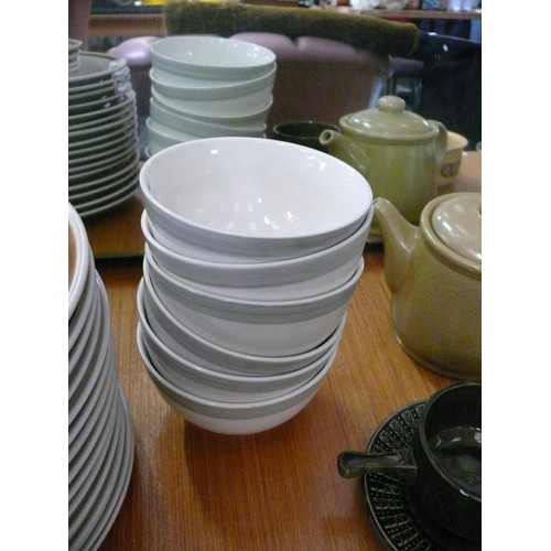 482 - LARGE SELECTION OF STAINLESS STEEL AND CERAMIC KITCHENWARE