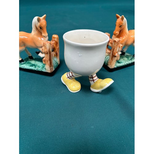 1 - VINTAGE CARLTON WALKING WARE MUG AND A PAIR OF VINTAGE HORSE BOOKENDS