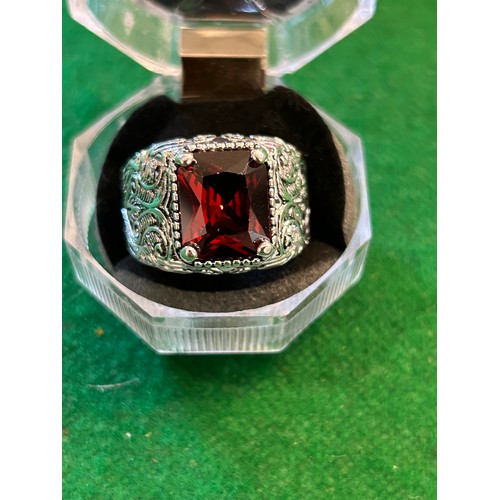 16 - STUNNING REGAL STYLE SILVER METAL RING WITH SPARKLING GARNET COLOURED SQUARE STONE - SIZE X