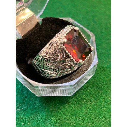 16 - STUNNING REGAL STYLE SILVER METAL RING WITH SPARKLING GARNET COLOURED SQUARE STONE - SIZE X