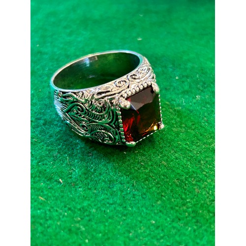 16 - STUNNING REGAL STYLE SILVER METAL RING WITH SPARKLING GARNET COLOURED SQUARE STONE - SIZE X