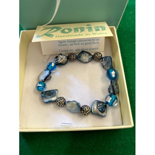 18 - AGATE AND CRYSTAL BEAD BRACELET BY RONIN JEWELLERY - HANDMADE IN WALES - WITH ORIGINAL BOX AND TAG