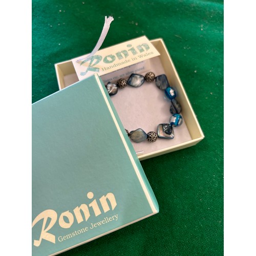 18 - AGATE AND CRYSTAL BEAD BRACELET BY RONIN JEWELLERY - HANDMADE IN WALES - WITH ORIGINAL BOX AND TAG