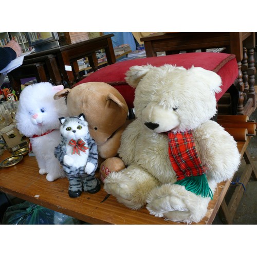 522 - 4 CUDDLY TOYS LARGE WHITE CAT, 2 LARGE TEDDY BEARS AND ANOTHER CAT