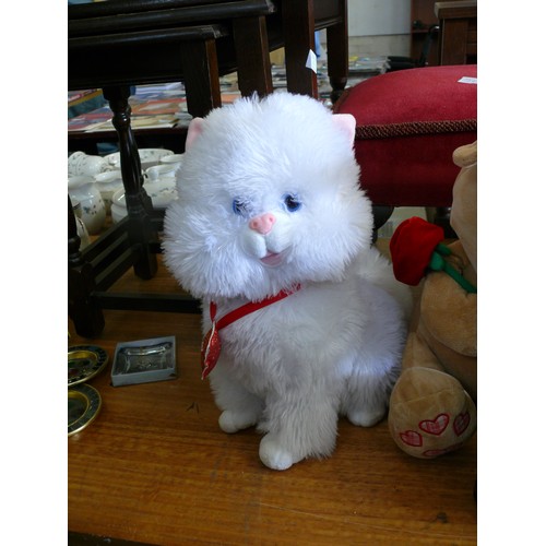 522 - 4 CUDDLY TOYS LARGE WHITE CAT, 2 LARGE TEDDY BEARS AND ANOTHER CAT