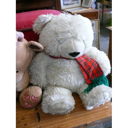 522 - 4 CUDDLY TOYS LARGE WHITE CAT, 2 LARGE TEDDY BEARS AND ANOTHER CAT