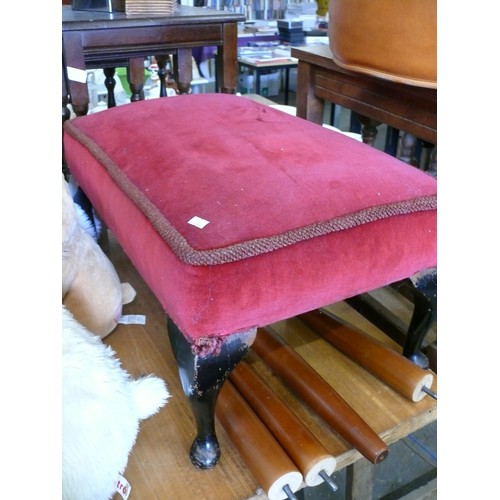 521 - RED FOOTSTOOL ON CABRIOLE LEGS PLUS 4 RETRO TAPERED FURNITURE LEGS