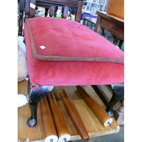 521 - RED FOOTSTOOL ON CABRIOLE LEGS PLUS 4 RETRO TAPERED FURNITURE LEGS