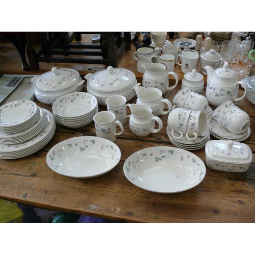 62 - ROYAL DOULTON EXPRESSIONS STRAWBERRY FAYRE DINNER SERVICE COMPLETE 6 PLACE SETTING WITH 2 LIDDED TUR... 