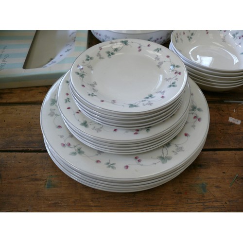 62 - ROYAL DOULTON EXPRESSIONS STRAWBERRY FAYRE DINNER SERVICE COMPLETE 6 PLACE SETTING WITH 2 LIDDED TUR... 