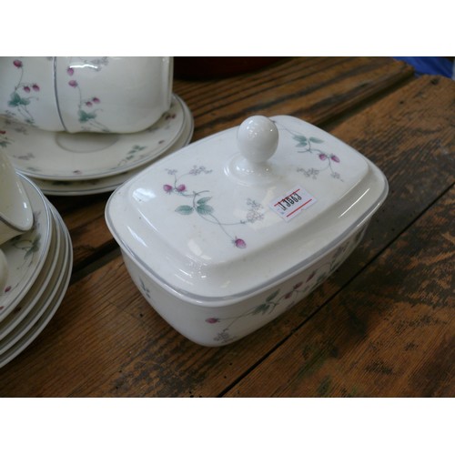 62 - ROYAL DOULTON EXPRESSIONS STRAWBERRY FAYRE DINNER SERVICE COMPLETE 6 PLACE SETTING WITH 2 LIDDED TUR... 