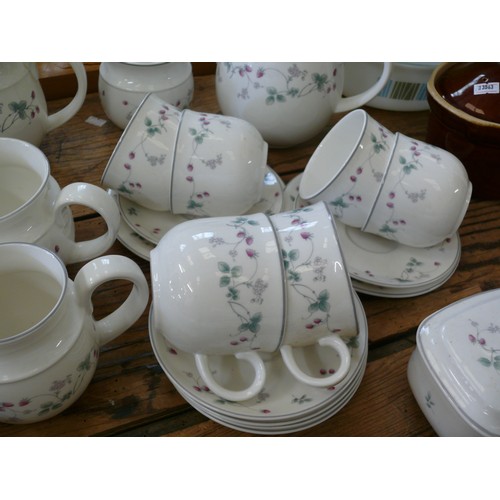 62 - ROYAL DOULTON EXPRESSIONS STRAWBERRY FAYRE DINNER SERVICE COMPLETE 6 PLACE SETTING WITH 2 LIDDED TUR... 