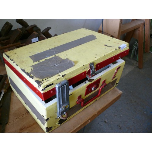 487 - A VINTAGE WOODEN TOOLBOX WITH VINTAGE TOOLS