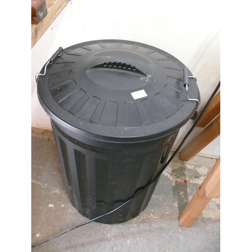 486 - DUSTBIN WITH LID