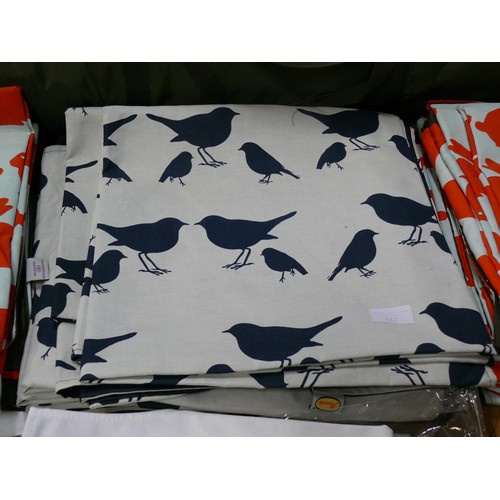 512 - 8 WATERPROOF PICNIC BLANKETS WITH BIRD DESIGN MADE FOR ANORAK