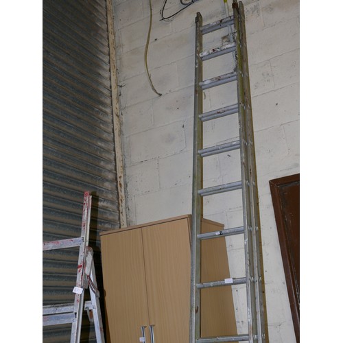 532 - VERY TALL DOUBLE EXTENDING LADDER