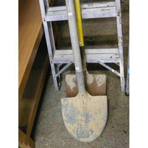 536 - 2 LARGE SHOVELS