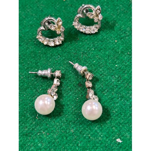 38 - TWO PAIRS OF EARRINGS, ONE WITH PEARLS THE OTHER WITH DIAMONTE HEARTS & BUTTERFLIES.