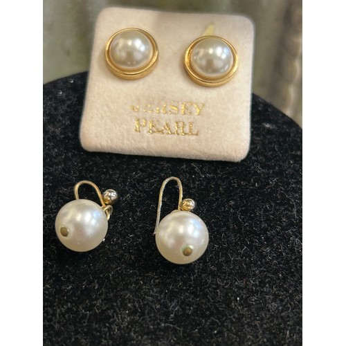 37 - SIMULATED PEARL JEWELLERY INCLUDES VINTAGE NECKLACE AND 2 PAIRS EARRINGS