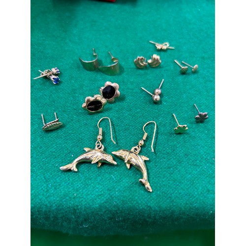 44 - 10 PAIRS OF GOLD METAL EARRINGS INCLUDING DOLPHINS A PRETTY PAIR WITH AQUAMARINE COLOURED STONES