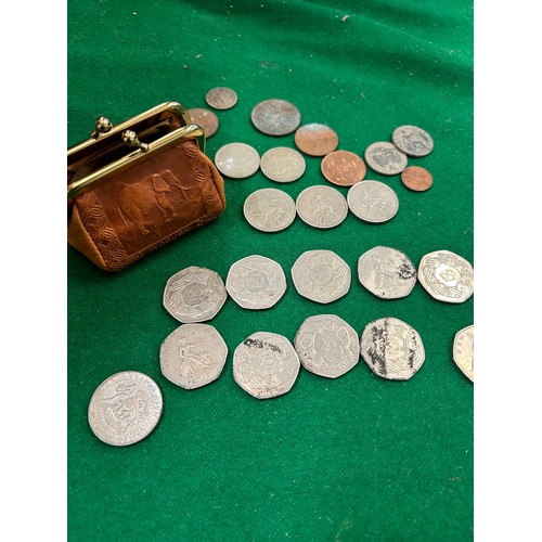 45 - SMALL COLLECTION OF COINS IN A VINTAGE LEATHER PURSE. INCLUDES 10 x 50p, USA HALF DOLLAR 1974 ETC