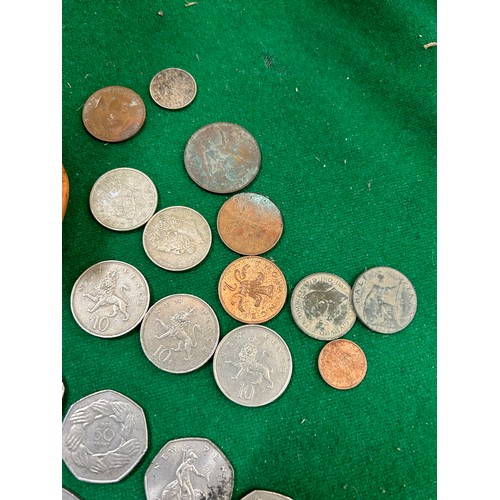 45 - SMALL COLLECTION OF COINS IN A VINTAGE LEATHER PURSE. INCLUDES 10 x 50p, USA HALF DOLLAR 1974 ETC