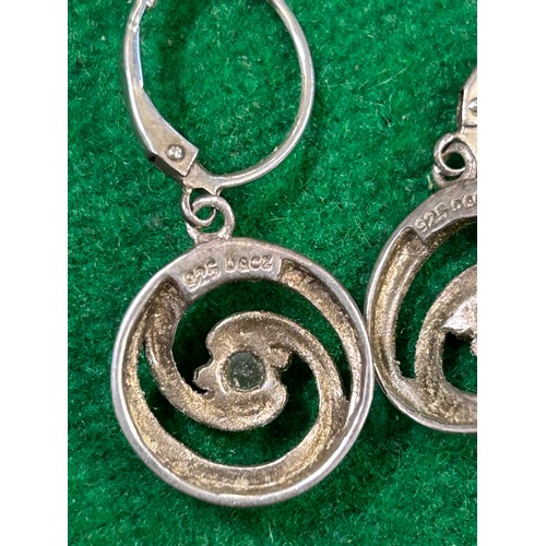 43 - STERLING SILVER JEWELLERY INCLUDING A FINE DOUBLE LINK CHAIN, A PAIR OF EARRINGS WITH CZ STONES AND ... 