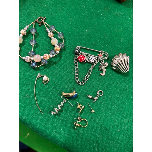 46 - SELECTION OF COSTUME JEWELLERY INCLUDING A SILVER SHOE PENDANT, GLASS AND STONE BEAD BRACELET, PIN B... 