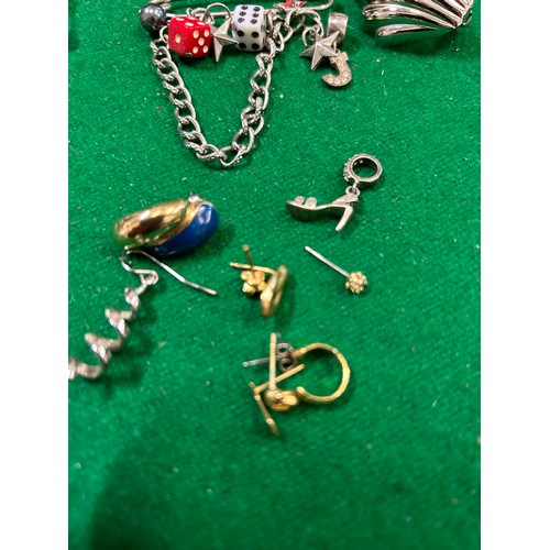 46 - SELECTION OF COSTUME JEWELLERY INCLUDING A SILVER SHOE PENDANT, GLASS AND STONE BEAD BRACELET, PIN B... 