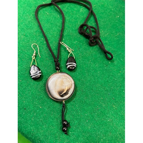 47 - AGATE STONE NECKLACE ON ROPE CHAIN AND SIMILAR STYLE EARRINGS