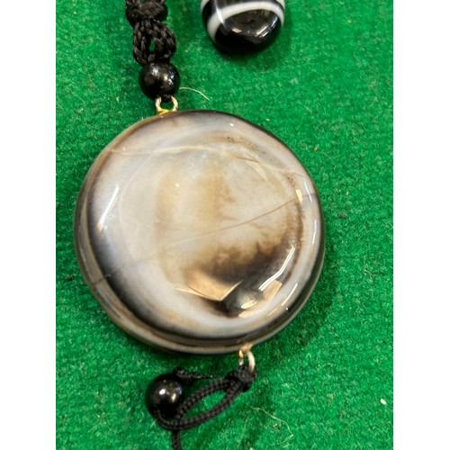 47 - AGATE STONE NECKLACE ON ROPE CHAIN AND SIMILAR STYLE EARRINGS