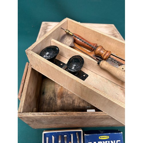 335 - Vintage toolbox with a full boxed set of Marples carving tools, an archimides screw driver, a Draper... 