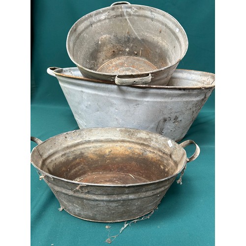 370 - 3 vintage graduated galvanised tin baths, the smallest marked 