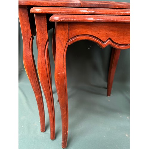 514 - A nest of 3 tables in American oak with cabriole legs  - quarter veneered tops