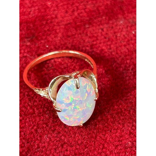 41C - A 9ct Gold ring with large white opal stone (15mm x 10mm),  sparkling iridescent colours, elegant cl... 