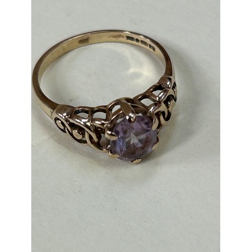 41E - A Vintage 9ct gold ring with oval cut pale amethyst, the shoulders with interlocking circle design -... 